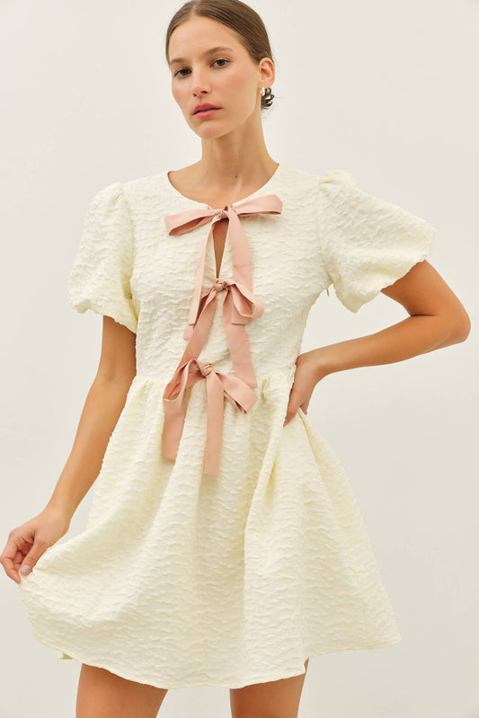 BUBBLE TEXTURED BOW TIE FRONT MINI DRESS WITH BUBBLE SLEEVES: BUTTER CREAM