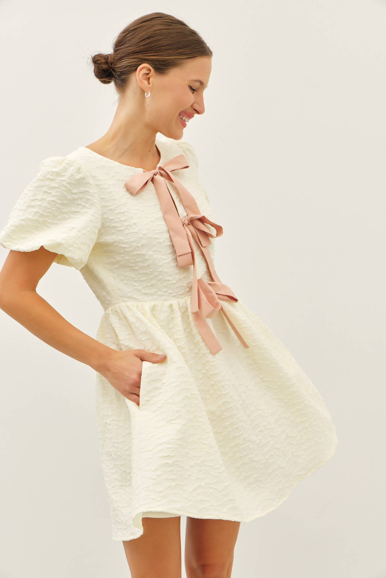 BUBBLE TEXTURED BOW TIE FRONT MINI DRESS WITH BUBBLE SLEEVES: BUTTER CREAM