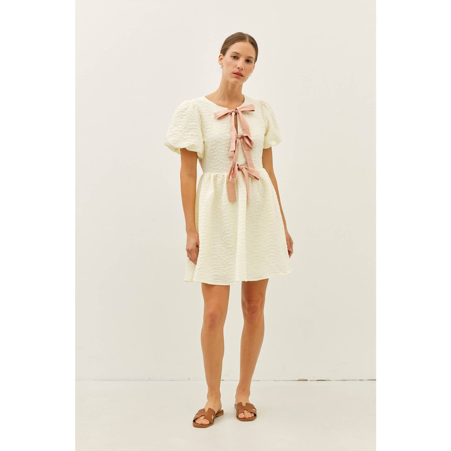 BUBBLE TEXTURED BOW TIE FRONT MINI DRESS WITH BUBBLE SLEEVES: BUTTER CREAM