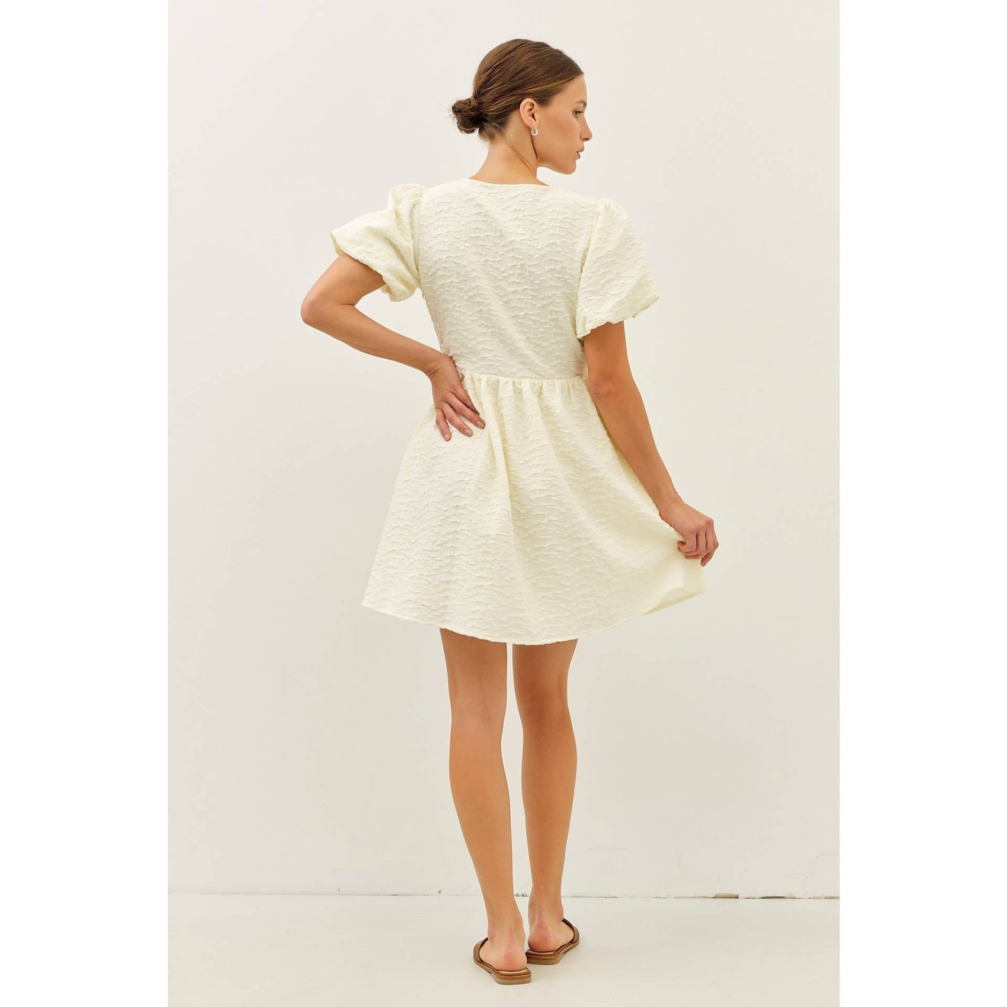 BUBBLE TEXTURED BOW TIE FRONT MINI DRESS WITH BUBBLE SLEEVES: BUTTER CREAM