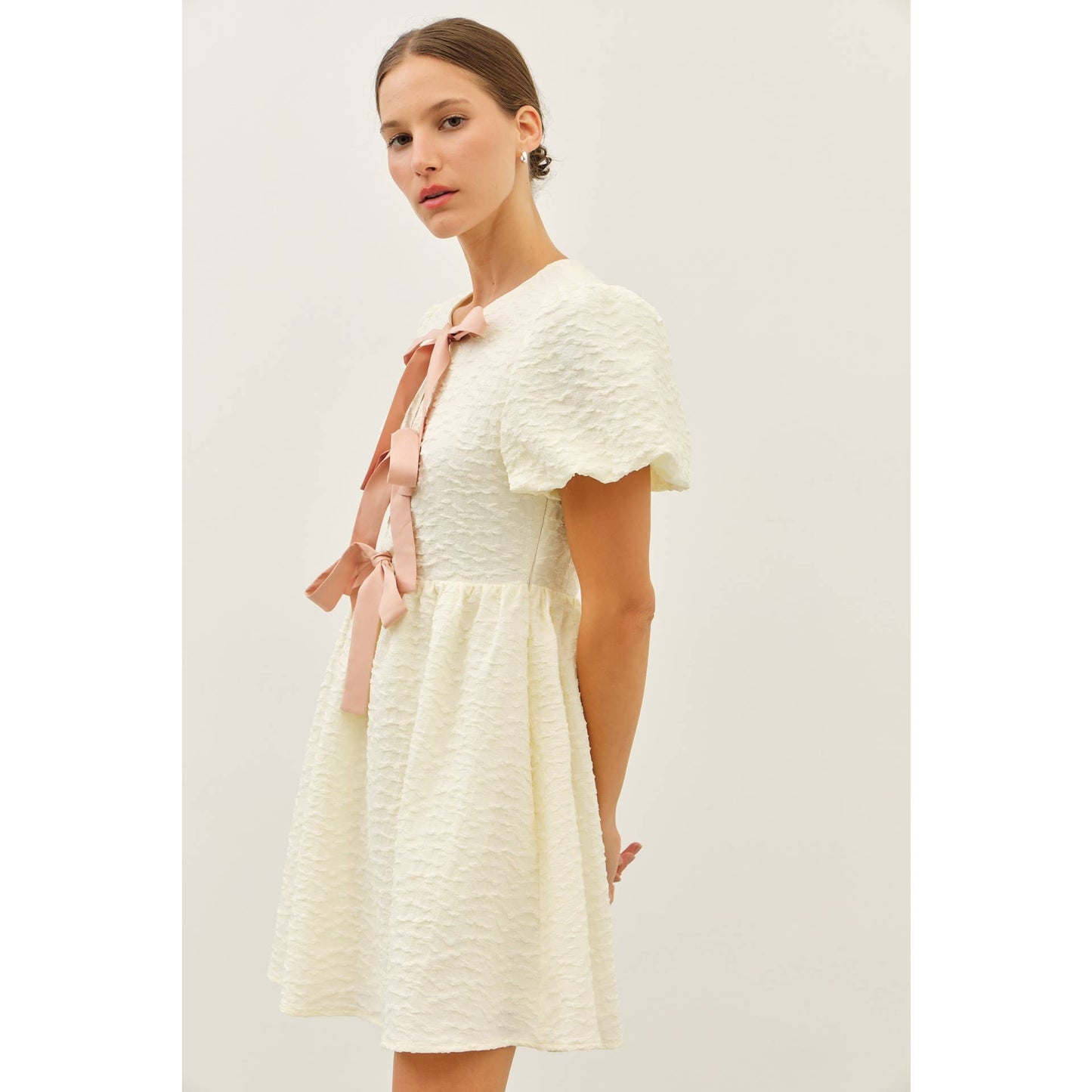 BUBBLE TEXTURED BOW TIE FRONT MINI DRESS WITH BUBBLE SLEEVES: BUTTER CREAM