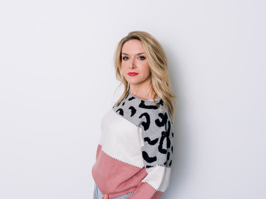 COLOR-MATCHING LEOPARD PRINT CREW NECK SWEATER